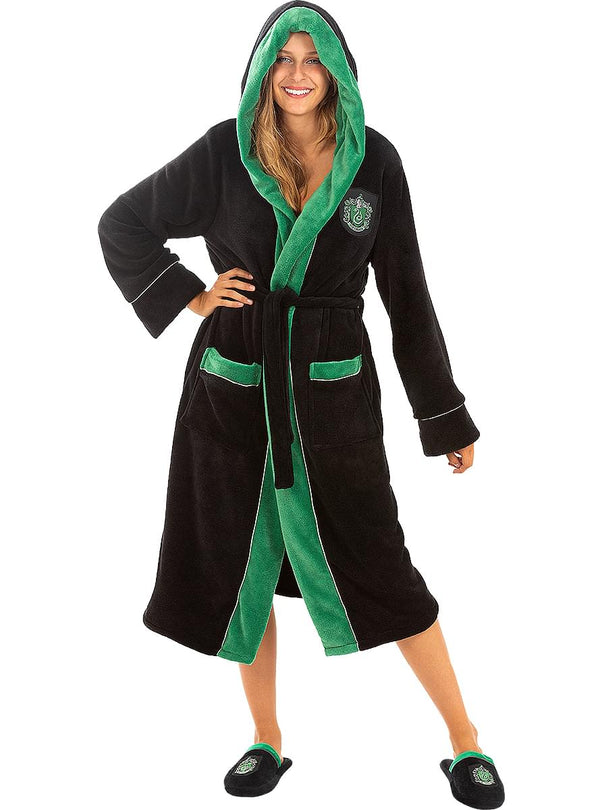 Moteris su juodai žaliu „Slytherin“ chalatu ir gobtuvu.