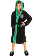 Vaikas su juodu ir žaliu „Slytherin“ chalatu bei gobtuvu.