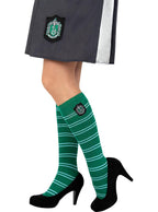 Slytherin kojinės virš kelių, dryžuotos žaliai ir baltai, su emblema ir juodais bateliais.