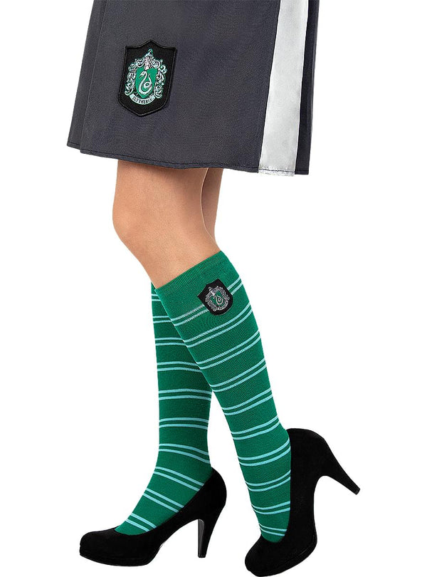 Slytherin kojinės virš kelių, dryžuotos žaliai ir baltai, su emblema ir juodais bateliais.