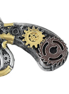 Steampunk stiliaus detalė su auksiniais ir sidabriniais dantraščiais bei vamzdeliais.