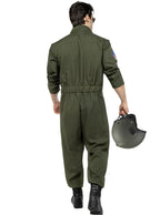 Vyras iš nugaros su žaliu piloto kostiumu, rankoje laikantis šalmą.