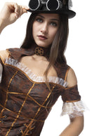 Moteris su steampunk stiliaus ruda suknele, skrybėle ir apsauginiais akiniais balta fone.